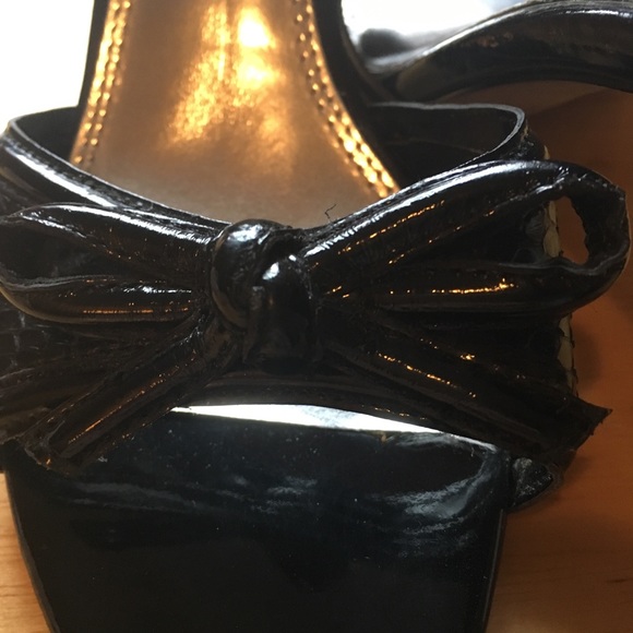 ⚪️White House Black Market black heels with bow⚫️ - Picture 4 of 5